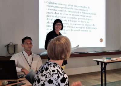 Prezentacje. Dorota Węgrzyn omówiła relacyjno-integracyjny model pracy w superwizji grupowej, dzieląc się wypracowanym przez siebie modelem superwizji